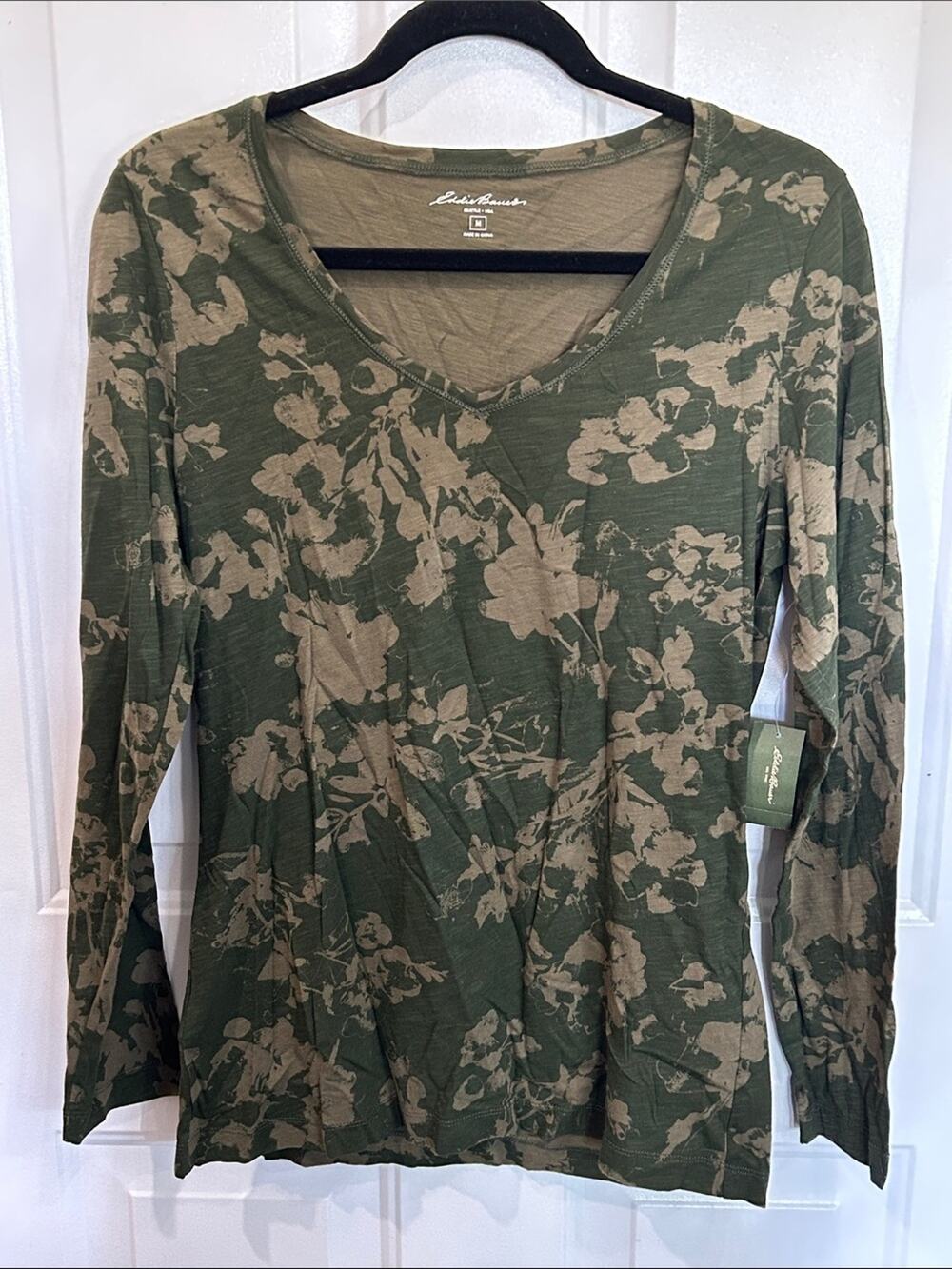 Eddie Bauer Olive Green Camo Floral V-Neck Long Sleeve NWT Tee Size Medium